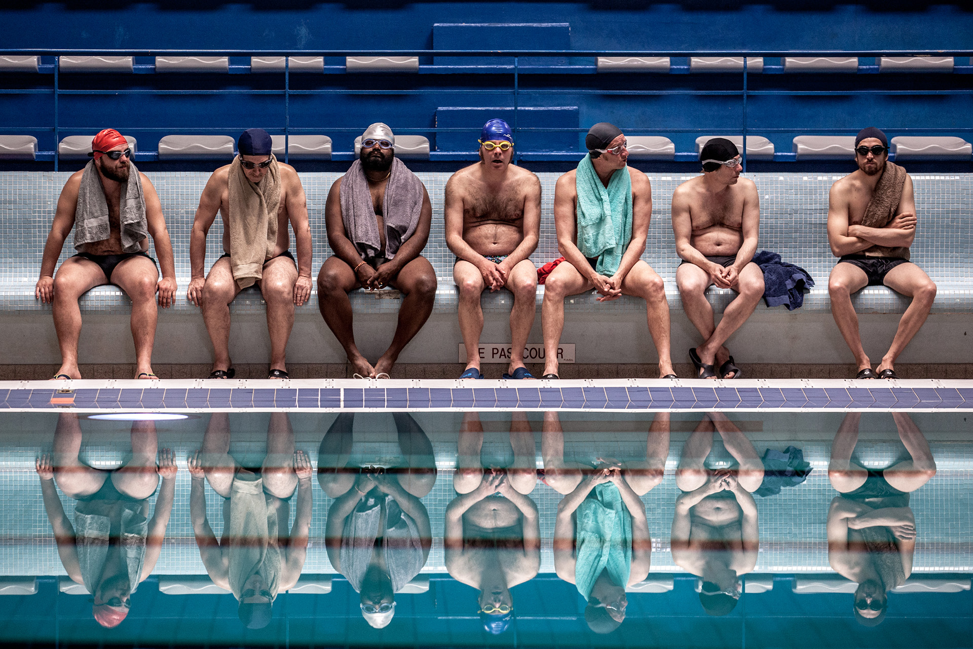 Em cena de ‘Um Banho de Vida’, equipe masculina do nado sincronizado passa por apuro