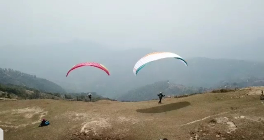 Alpinista Rodrigo Raineri inicia primeiros voos- treino de parapente no Nepal