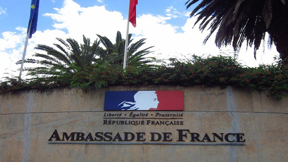 Embaixada da França oferece bolsas de estudos parciais para graduação e pós-graduação na França