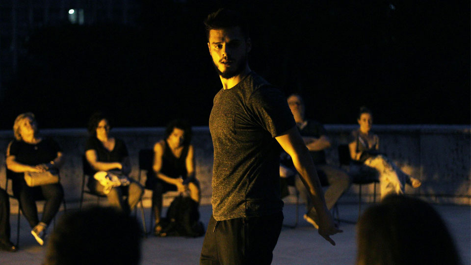 Marcus Moreno dança a efemeridade da existência em espaços da cidade