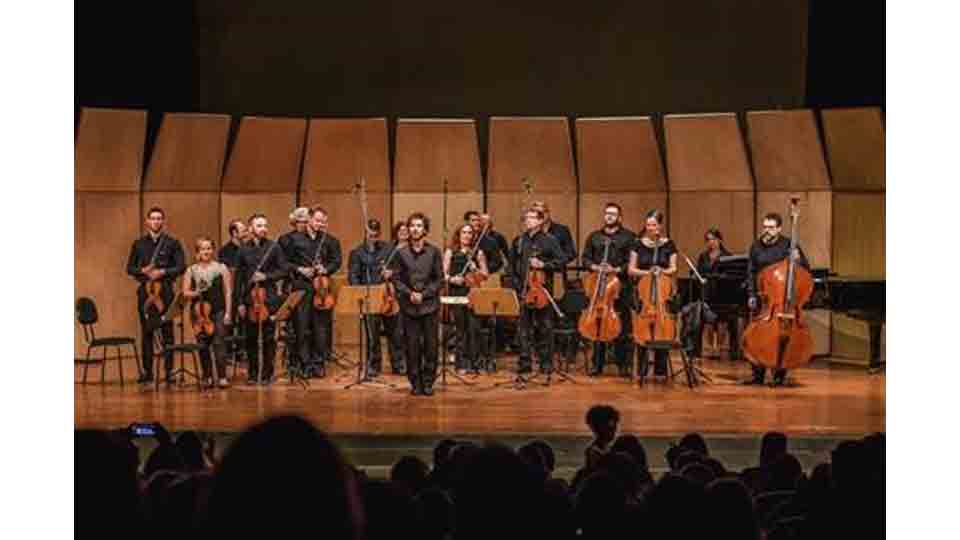 Orquestra Moderna transforma André Abujamra em monstro no Auditório Ibirapuera