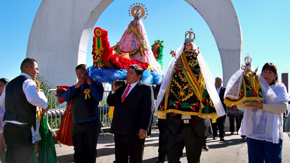 Bolivianos comemoram os 194 anos de independência do país no Memorial da América Latina